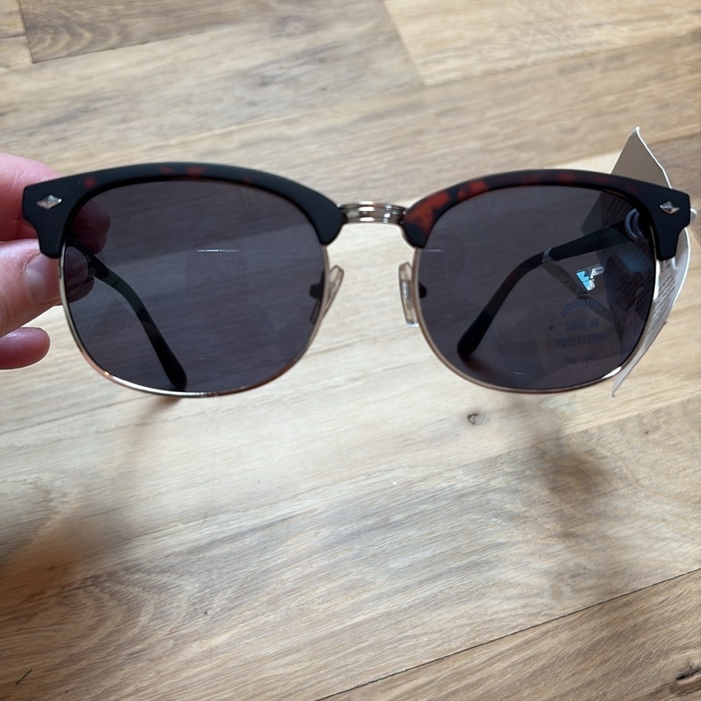 NWT Aeropostale Stylish Black Sunglasses - Picture 3 of 7